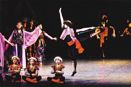 中國僑網(wǎng)舞臺上的張緣睿(中)。(受訪者供圖)