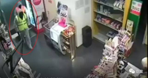中國(guó)僑網(wǎng)搶匪搶劫公路服務(wù)區(qū)的監(jiān)視錄像視頻截圖。(意燴oushitalia微信公眾號(hào))