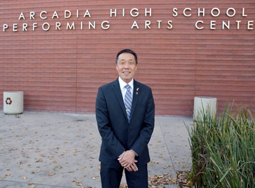 中國僑網亞凱迪亞學區(qū)教委方玉龍4月競選連任,吁請選民支持。(美國《世界日報》/丁曙 攝)