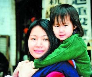 中國僑網(wǎng)朱莉和阿蒙小時(shí)候