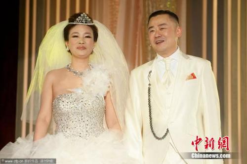 中國(guó)僑網(wǎng)資料圖: 右為周立波 圖片來源:CFP視覺中國(guó)