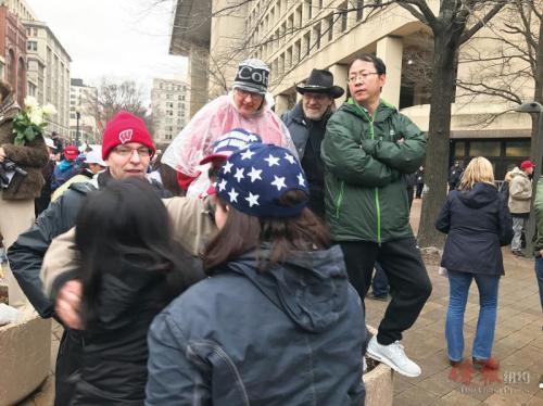 中國僑網(wǎng)到場參與特朗普宣誓儀式的華裔民眾。(美國《僑報》/吳女士提供)
