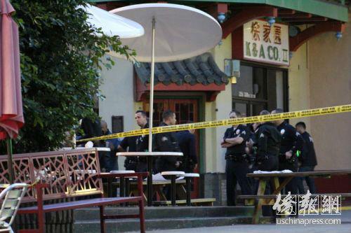 中國(guó)僑網(wǎng)數(shù)十名警察聚集在案發(fā)現(xiàn)場(chǎng)(僑報(bào)記者高睿攝)