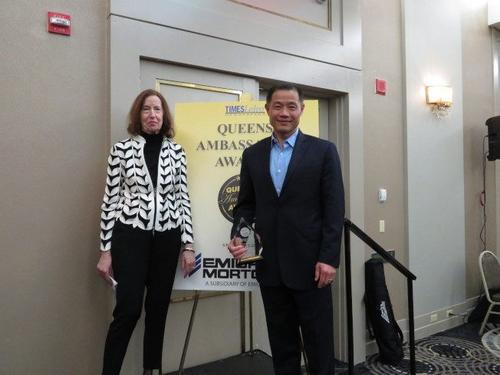 中國(guó)僑網(wǎng)劉醇逸上臺(tái)領(lǐng)獎(jiǎng)。 (記者陳小寧/攝影)