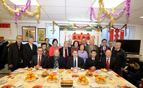 中國僑網(wǎng)勒甘一行為福建會館成員拜年。(法國《歐洲時報》/黃冠杰 攝)