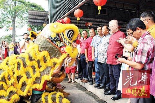 中國僑網(wǎng)魏家祥(左5)在新春門戶開放活動上,觀賞舞獅表演。(馬來西亞《光華日報(bào)》)