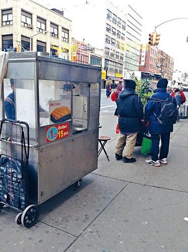 中國僑網(wǎng)華埠的路邊攤小販對擴(kuò)展字母評級系統(tǒng)紛紛搖頭。(美國《星島日報(bào)》)