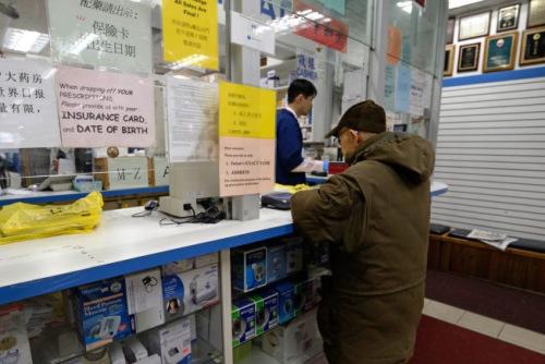 中國僑網(wǎng)華人社區(qū)有不少人拿白卡或紅藍(lán)卡領(lǐng)藥。(美國《世界日報(bào)》/朱澤人 攝)