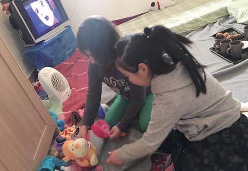 中國僑網(wǎng)王詩涵和瑪薩一起玩耍。(《歐洲時報》意大利版/蘇珊娜 歐麗福 攝)