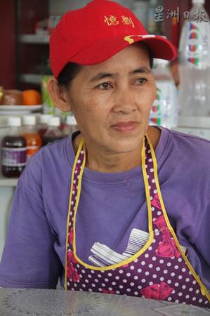 中國僑網(wǎng)拉茉表示,在華裔商店工作并無任何不便。(馬來西亞《星洲日報》)