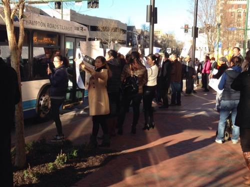 中國僑網(wǎng)6日在契沙比克市薩克斯律師事務(wù)所外示威群眾。(美國《世界日報(bào)》/張大水提供)