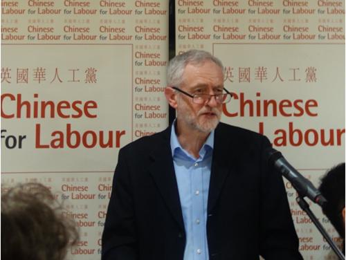 中國僑網(wǎng)工黨領袖科爾賓在新年招待會上致辭。(英國《英中時報》)