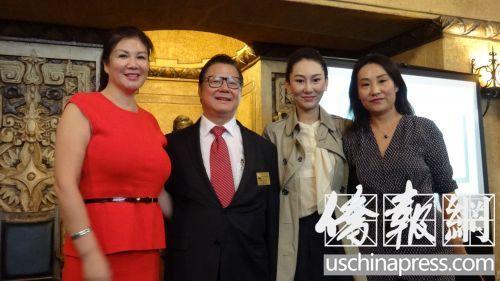 中國僑網(wǎng)廖欽和同他的華人支持者在造勢活動中一起合影。(美國《僑報》/高睿 攝)