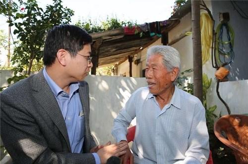 中國(guó)僑網(wǎng)中國(guó)駐印度大使館領(lǐng)事參贊閆曉策問(wèn)候王琪老人。(外交部網(wǎng)站)