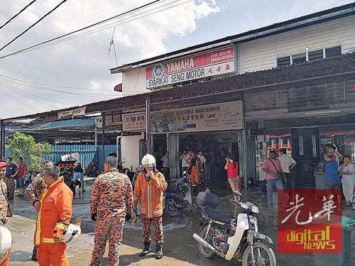 中國(guó)僑網(wǎng)樓下汽車零件店部分燒毀。(馬來西亞《光華日?qǐng)?bào)》)