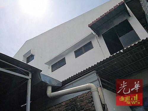 中國(guó)僑網(wǎng)華裔青年從樓上窗口躍下。(馬來西亞《光華日?qǐng)?bào)》)