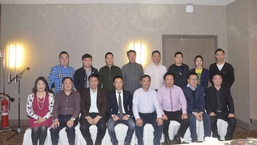 中國僑網(wǎng)與會(huì)嘉賓合影留念。(法國《歐洲時(shí)報(bào)》/張銳 攝)