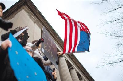 中國(guó)僑網(wǎng)美國(guó)民眾在白宮前集會(huì)抗議特朗普移民新政 據(jù)新華社