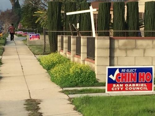 中國(guó)僑網(wǎng)競(jìng)選廣告牌貼滿刁馬街兩旁。(美國(guó)《世界日?qǐng)?bào)》/張?jiān)?攝)