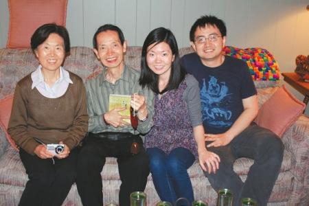 中國僑網(wǎng)國學老師蘇士雄一家。