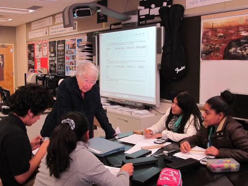 中國僑網(wǎng)法瑞娜視察學(xué)校,與新移民學(xué)生交流。(美國《世界日報(bào)》/高夢梓 攝)