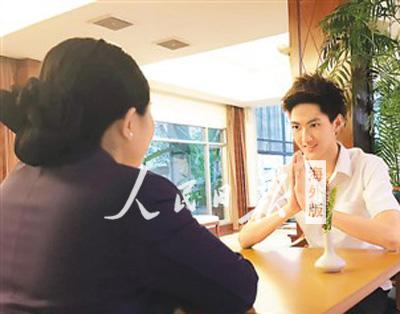 中國僑網(wǎng)圖為馬智超向老師行雙手合十禮