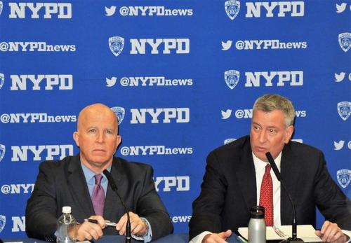 中國僑網(wǎng)白思豪(右)和歐尼爾(左)宣布紐約市2月罪案率創(chuàng)新低。(美國《世界日報》/朱蕾 攝)