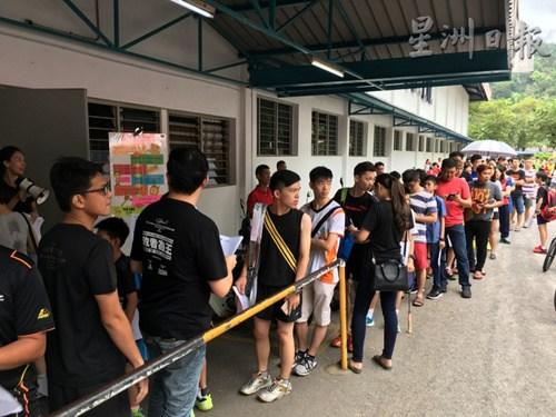 中國(guó)僑網(wǎng)試鏡現(xiàn)場(chǎng)一早已排出長(zhǎng)龍。(馬來西亞《星洲日?qǐng)?bào)》)