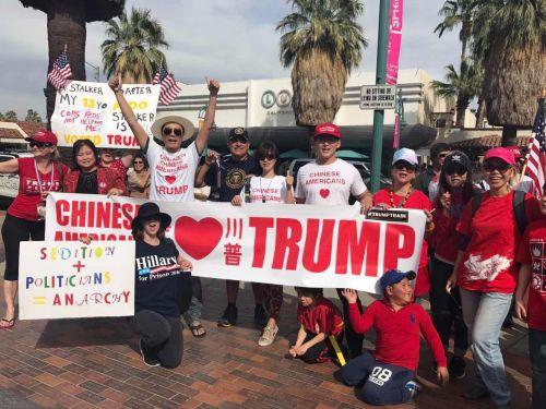 中國僑網華人支持特朗普游行合影。(美國《僑報》/聶達 攝)