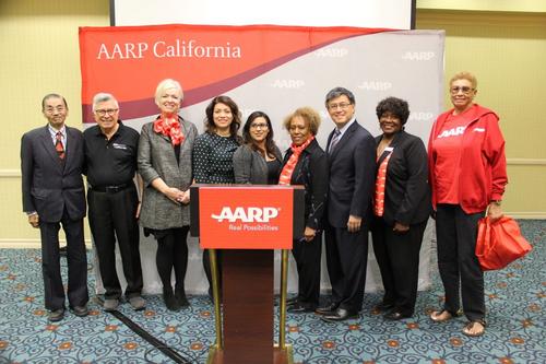 中國僑網(wǎng)江俊輝(右三)和與會嘉賓一起合影。(美國《僑報》/高睿 攝)