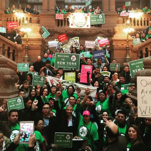 中國僑網(wǎng)移民維權(quán)組織在州議會集會,呼吁通過立法給紐約州無證移民發(fā)駕照。(美國《世界日報》)