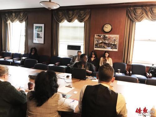 中國僑網(wǎng)市小商業(yè)服務(wù)局代表在紐約皇后區(qū)委員會例會上介紹”熱愛當(dāng)?shù)亍鄙虡I(yè)項目。(美國《僑報》/王伊琳 攝)