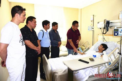中國僑網(wǎng)使館領事和慈善總會領導來到醫(yī)院看望了患病僑胞。(阿根廷華人網(wǎng))