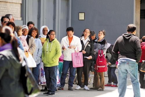 中國僑網(wǎng)民眾輪候入籍工作坊。(美國《世界日報》/關(guān)文杰 攝)