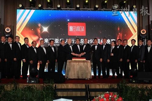 中國僑網(wǎng)廖中萊(中)在行總?cè)w理事的陪同下,于行總97周年晚宴上主持切蛋糕儀式。(馬來西亞《星洲日報》)