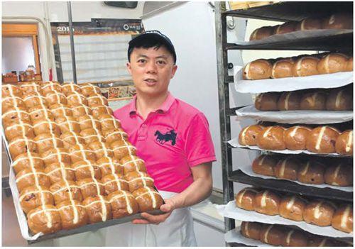 中國僑網(wǎng)李統(tǒng)敏烘焙十字面包(新西蘭中文先驅(qū)報)