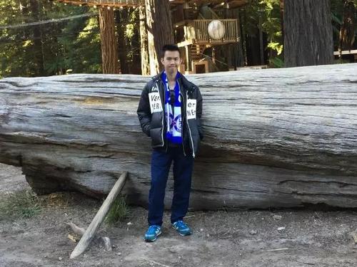 中國僑網(wǎng)蔡家駿走失時穿著圖中衣服(新西蘭天維網(wǎng))