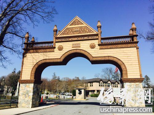 中國(guó)僑網(wǎng)柏山墓園大門(mén)。(美國(guó)《僑報(bào)》/林菁 攝)