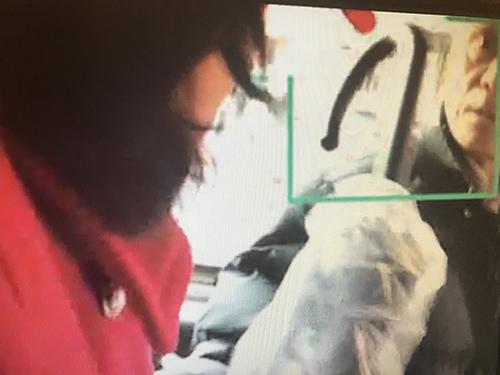 中國僑網(wǎng)西裔女子用傘擊打王正興。(美國中文網(wǎng)視頻截圖)