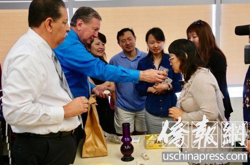 中國僑網警官們在讓部分聽眾體驗大麻的氣味。(美國《僑報》/邱晨 攝)