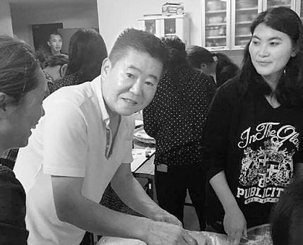 中國僑網(wǎng)甄凱和一些研修生在一起。圖片由甄凱本人提供