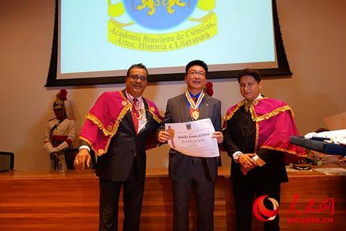 中國僑網(wǎng)宋南華院士獲頒獎?wù)潞妥C書