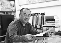 中國僑網(wǎng)崔和平正在查看英國地圖