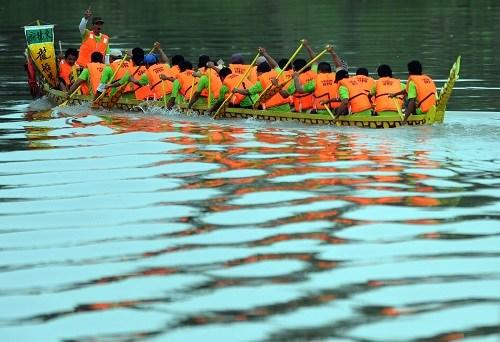 中國僑網(wǎng)資料圖:印度尼西亞華人賽龍舟慶端午。(新華社/姜帆 攝)