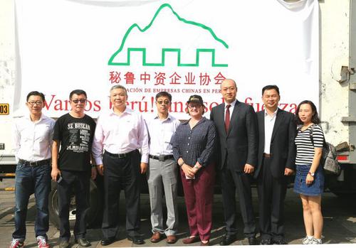 中國僑網(wǎng)總統(tǒng)夫人蘭格(右四)與中企協(xié)代表合影