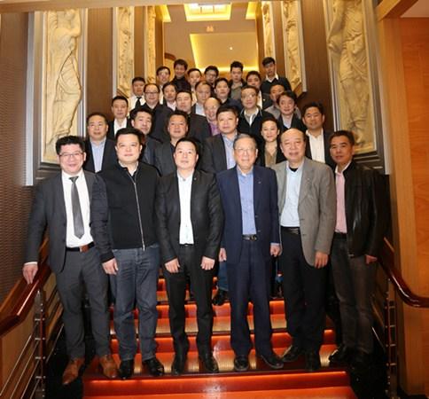 中國僑網(wǎng)出席籌備會的各界代表合影。(法國《歐洲時(shí)報(bào)》/黃冠杰 攝)