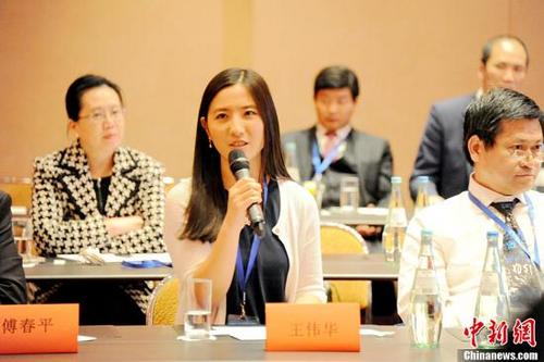 中國僑網(wǎng)資料圖:當(dāng)?shù)貢r間2016年10月29日,德國巴符州施韋青根市華人議員王偉華在發(fā)言。中新社記者 彭大偉 攝