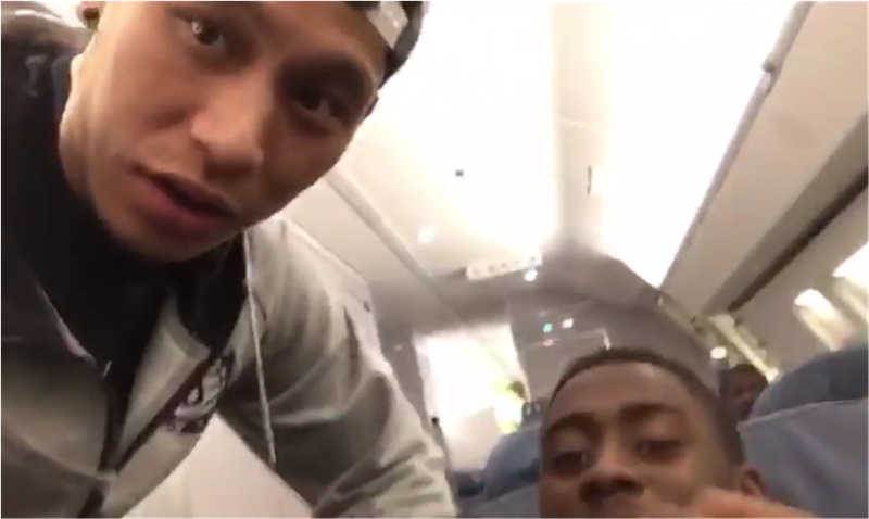 中國(guó)僑網(wǎng)林書豪(左一)贏球后化身中文老師,教隊(duì)友說中文。(美國(guó)《世界日?qǐng)?bào)》)