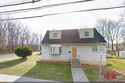 中國(guó)僑網(wǎng)嫌犯就是在這棟住宅前對(duì)華裔外賣(mài)郎實(shí)施搶劫。(美國(guó)《僑報(bào)》)