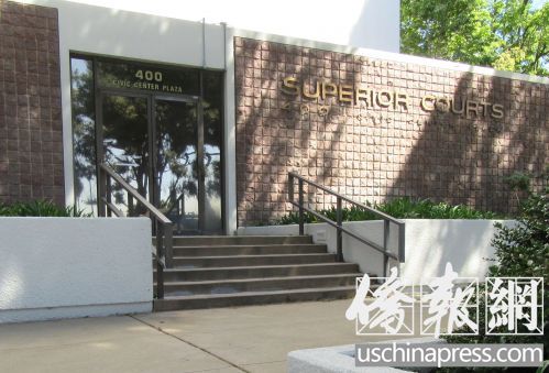 中國(guó)僑網(wǎng)泰裔嫌犯豪爾在波莫納高等法院首次過堂。(僑報(bào)記者翁羽攝)